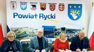
                                                    Kolejne umowy na przebudowę infrastruktury drogowej w powiecie ryckim podpisane.
                                                