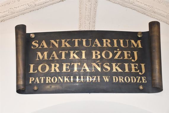 Tablica nad wejściem do kościoła w Gołębiu