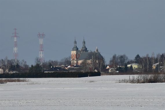 Kościół św. Floriana i św. Katarzyny w Gołębiu, widok z wałodrogi