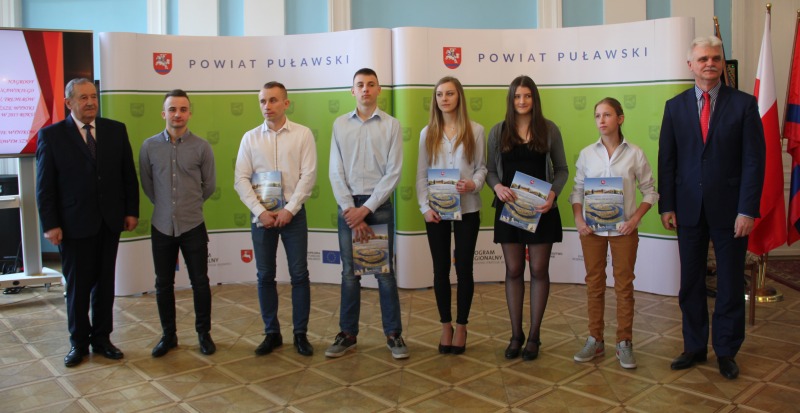 
                                                    Sportowe nagrody Starosty Puławskiego za 2015 r. wręczone
                                                