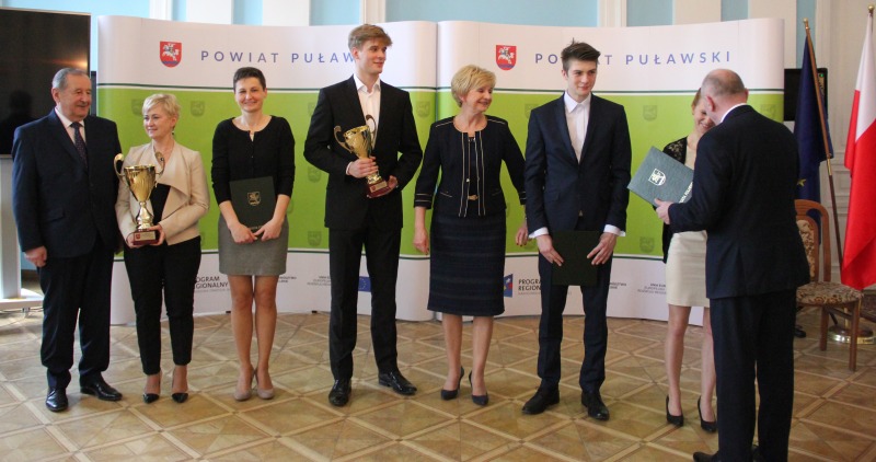 
                                                    Sportowe nagrody Starosty Puławskiego za 2015 r. wręczone
                                                