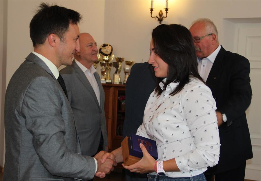 
                                                       Spotkanie Starosty Puławskiego z brązową medalistką Mistrzostw Świata w Lekkoatletyce Malwiną Kopron
                                                