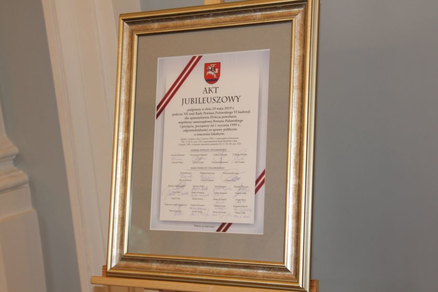 
                                                    Akt Jubileuszowy z okazji 20-lecia Samorządu Powiatu Puławskiego
                                                