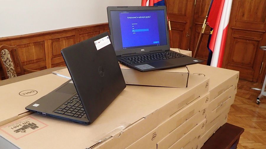 
                                                       Komputery do zdalnej nauki dla uczniów i nauczycieli powiatowych szkół
                                                