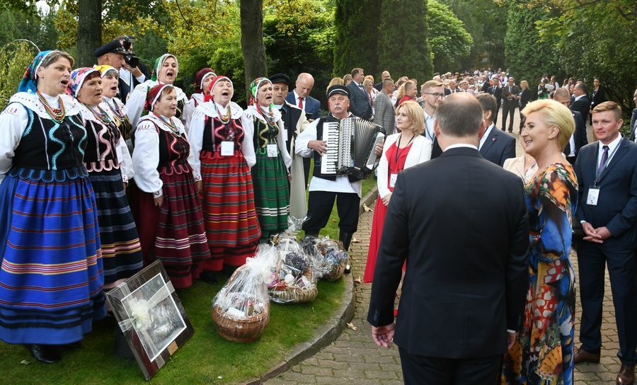 
                                                    Przekazanie upominków z lokalnymi produktami z Powiatu Puławskiego Parze Prezydenckiej RP
                                                