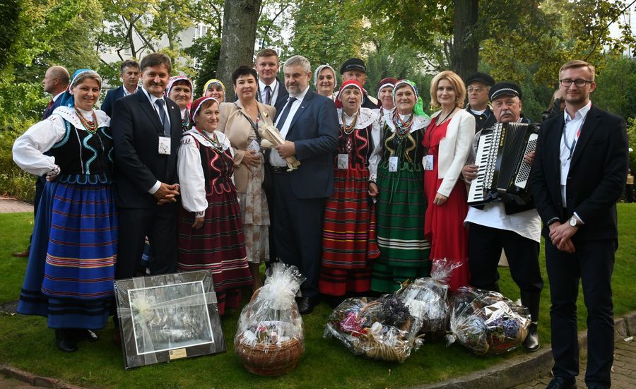 
                                                    Delegacja Województwa Lubelskiego z darami z Ziemi Lubelskiej
                                                
