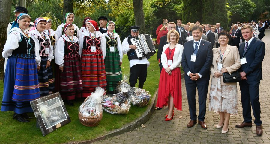 
                                                    Upominki z produktami lokalnymi Powiatu Puławskiego przygotowane dla Pary Prezydenckiej
                                                