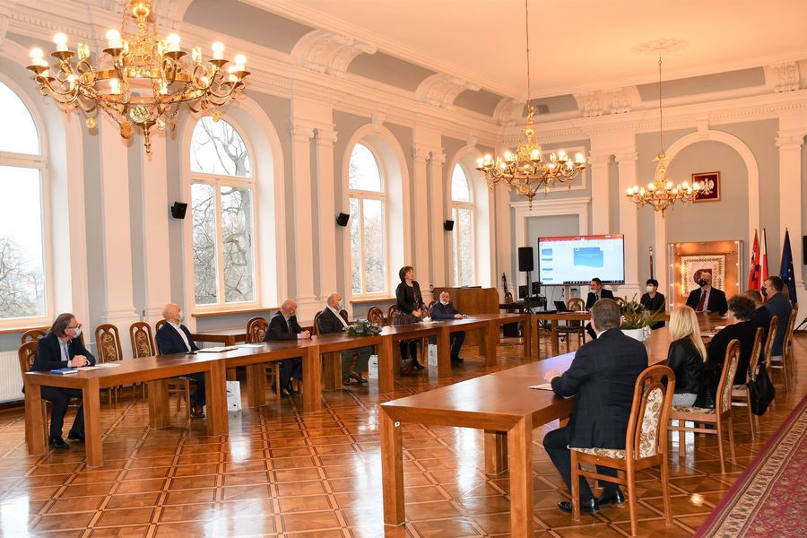 
                                                    Pierwsze posiedzenie Powiatowej Rady Rynku Pracy w nowej kadencji 2020 - 2024.
                                                