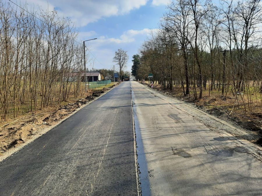 
                                                    Droga powiatowa nr 2525L w Brześcach w trakcie prac remontowych.
                                                