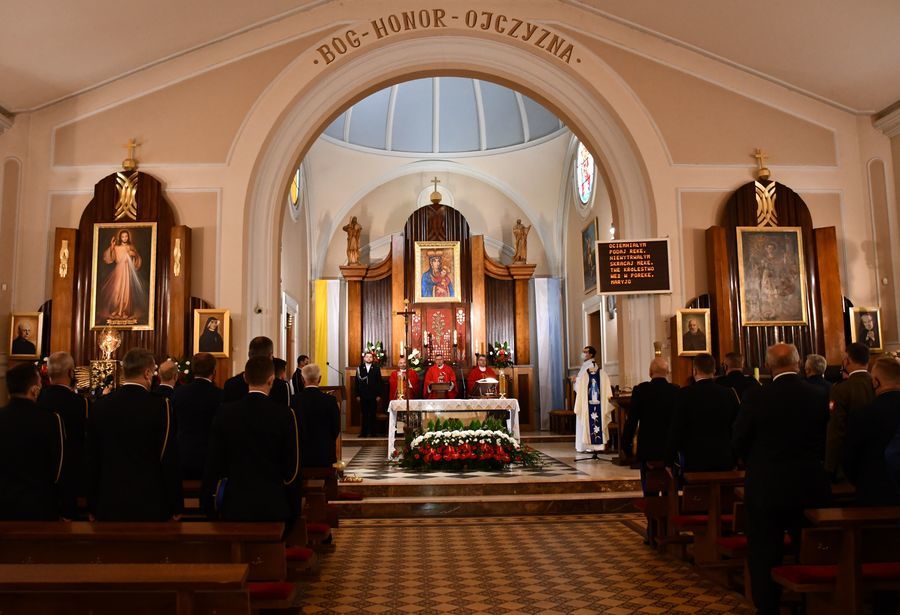 
                                                    Msza Święta w kościele pw. Matki Bożej Różańcowej
                                                