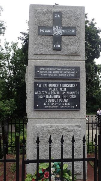 
                                                    Pomnik przy stacji kolejowej w Gołębiu
                                                