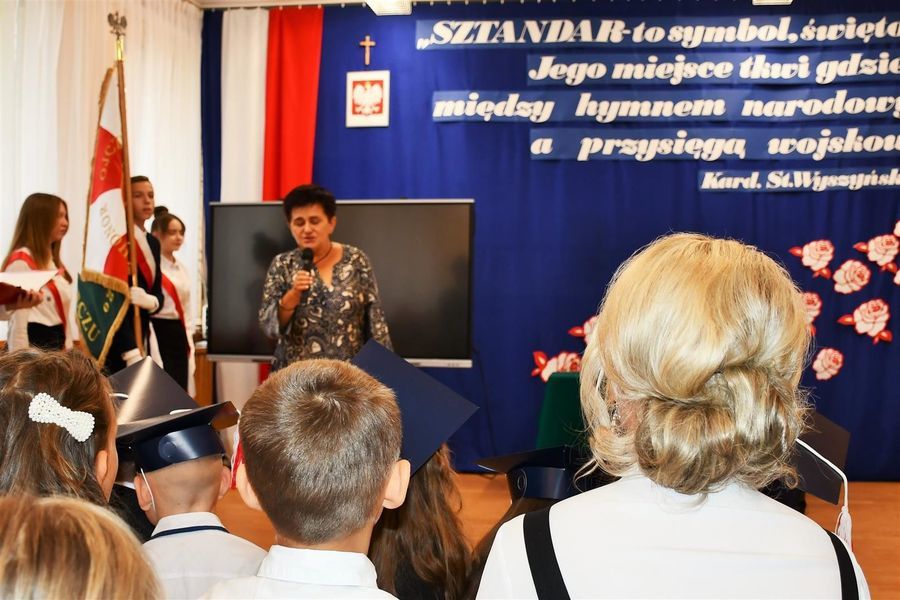 
                                                    Uroczystość nadania sztandaru Szkole Podstawowej w Zarzeczu
                                                