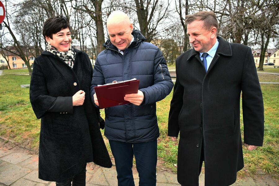 
                                                    Wójt gminy Wąwolnica Marcin Łaguna podpisuje umowę przekazania tzw. placu budowy
                                                