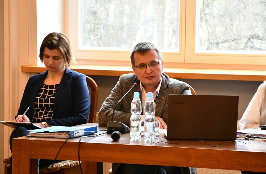 
                                                    Mariusz Kasprzak, kierownik Wydziału Geodezji przedstawił sprawozdanie z realizacji projektu „e-Geodezja, cyfrowy zasób geodezyjny województwa lubelskiego”
                                                