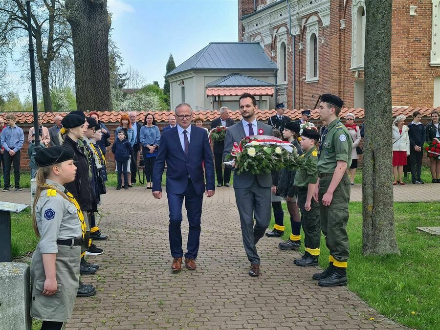 
                                                    Obchody 231. rocznicy uchwalenia Konstytucji 3 Maja - uroczystości w Gołębiu
                                                