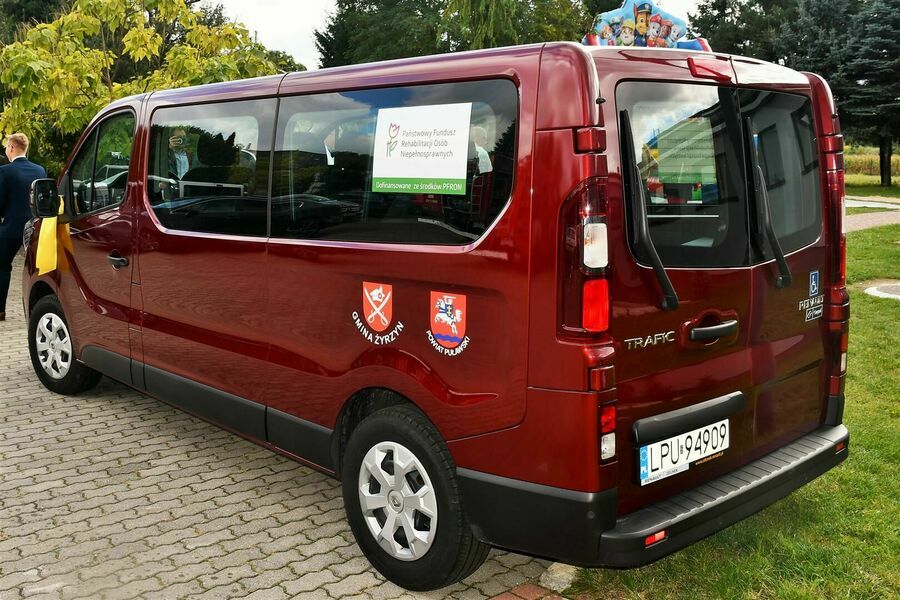
                                                    Przekazanie samochodu dla Domu Pomocy Społecznej w Żyrzynie
                                                