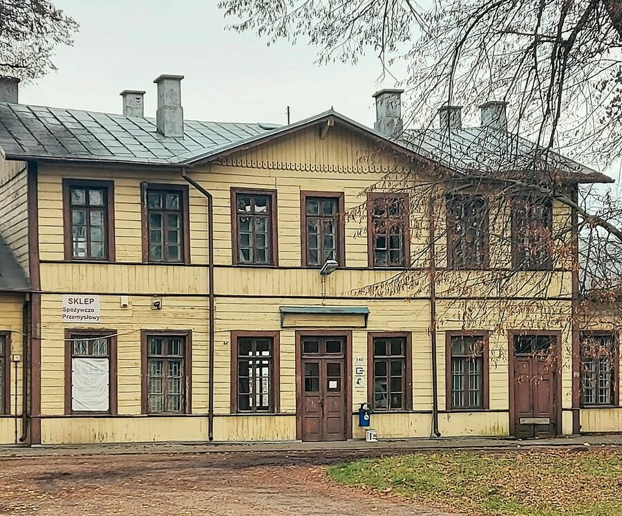 
                                                    Budynek starego dworca kolejowego w Sadurkach
                                                