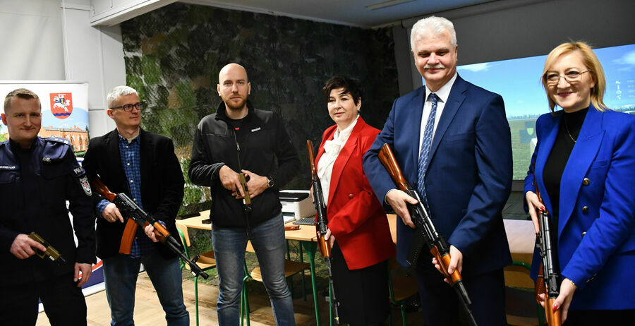
                                                    Otwarcie strzelnicy w ZS3 w Puławach
                                                