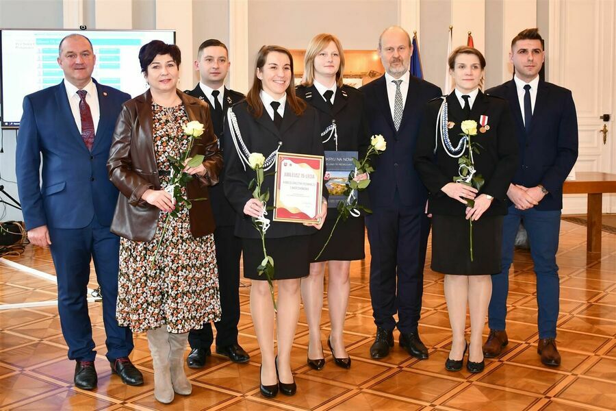 
                                                    15-lat działalności Kobiecej Drużyny Ochotniczej Straży Pożarnej w Wierzchoniowie 
                                                