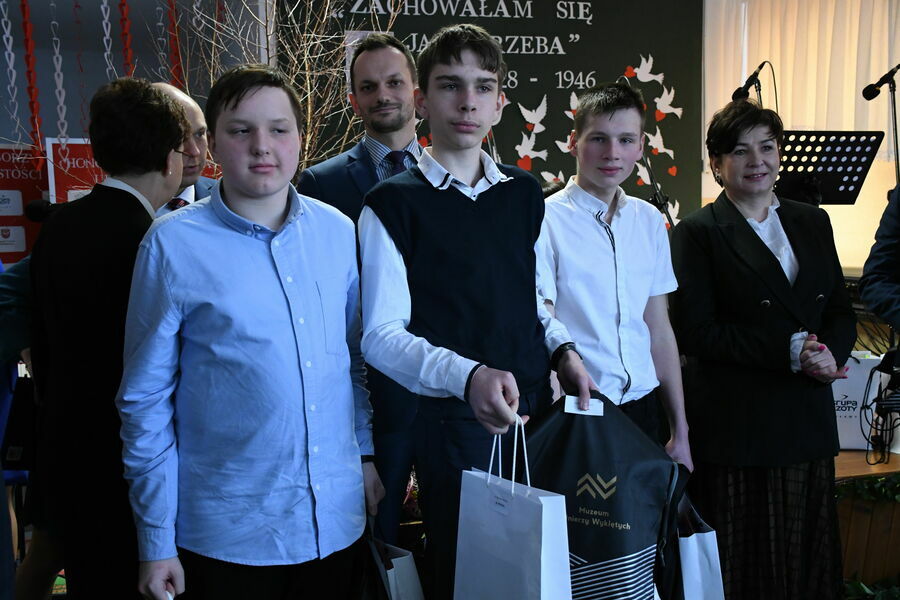 
                                                    Uroczystość nadania imienia Danuty Siedzikówny Inki Szkole Podstawowej w Borowej
                                                