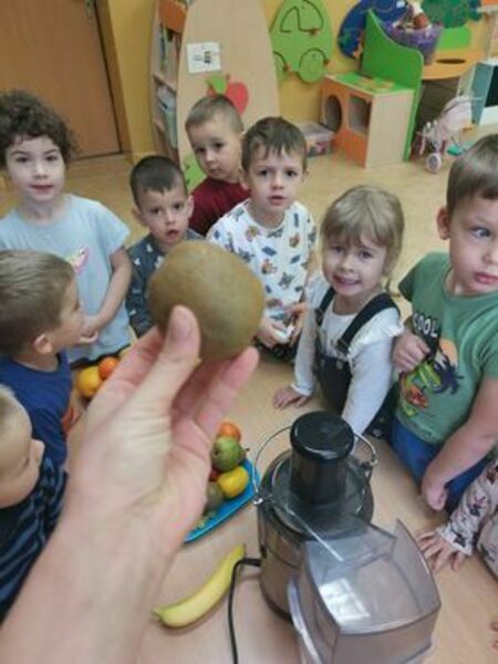 Dzieci z przedszkola przygotowują sok z owoców