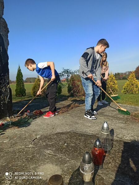 sprzątanie miejsc pamięci przez uczniów szkoły 