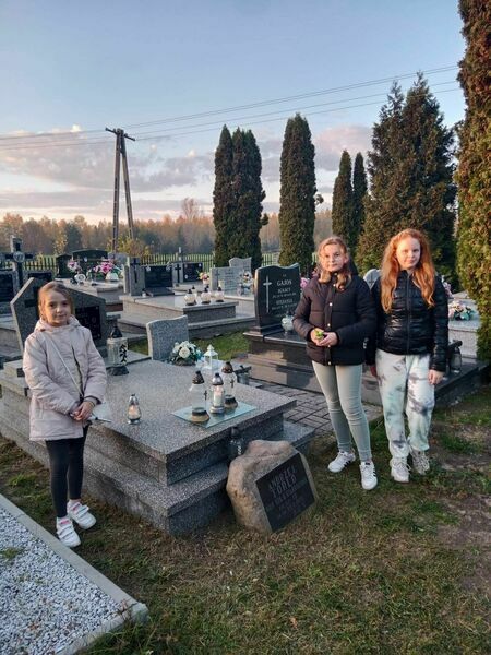 uczniowie szkoły przy miejscu pamięci