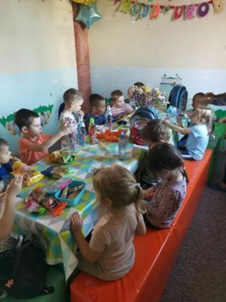 zajęcia kulinarne dzieci z oddziału przedszkolnego w sali zabaw