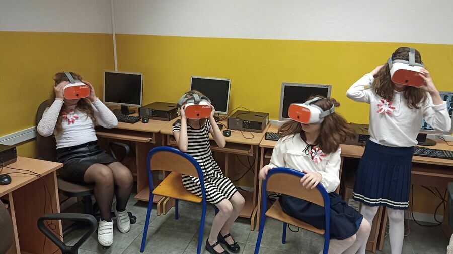 uczniowie korzystają z okularów 3D