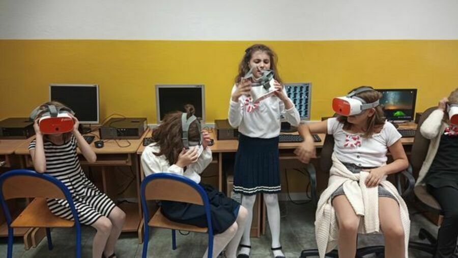 uczniowie korzystają z okularów 3D
