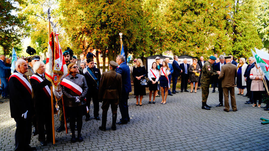                                Odsłonięcie Pomnika cz.1 
                         