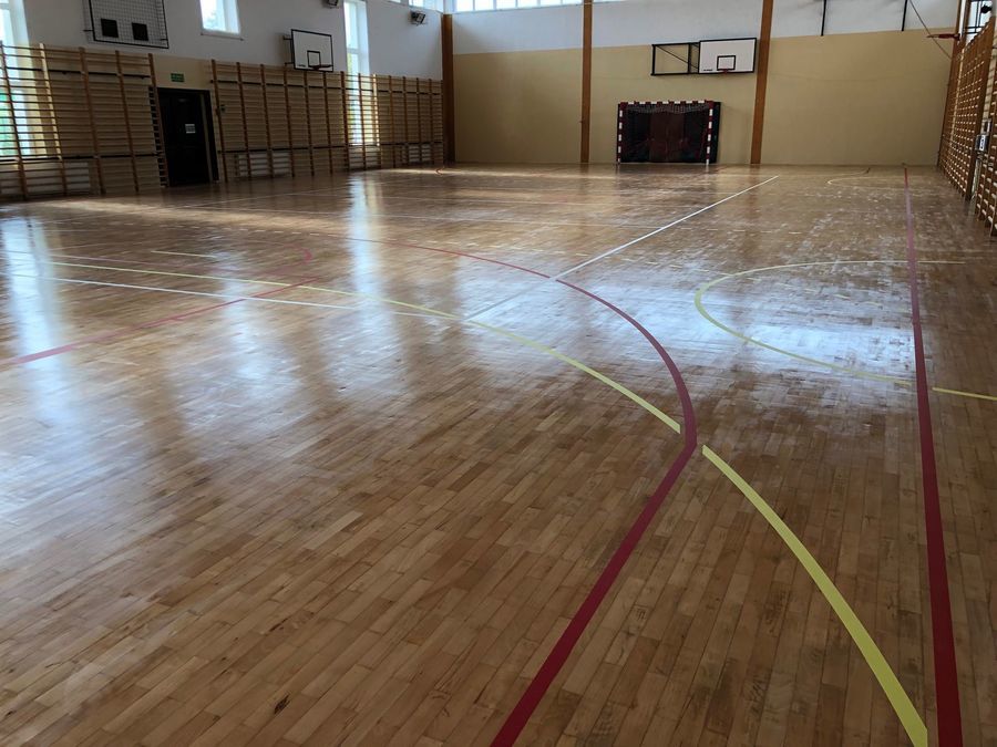 Odnowiona podłoga w sali sportowej