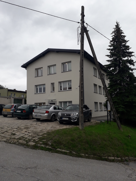 Widok na elewacje budynku od parkingu