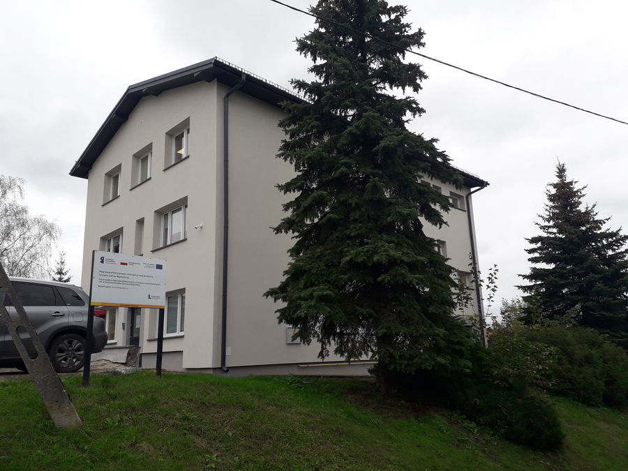 Widok na elewacje budynku od parkingu