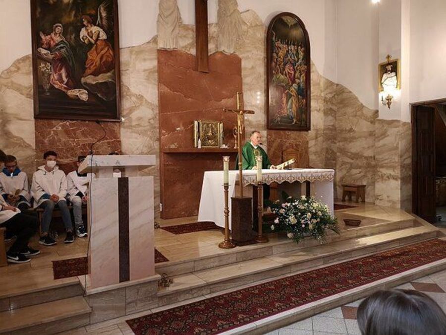 
                                                    Ksiądx odprawiający mszę
                                                