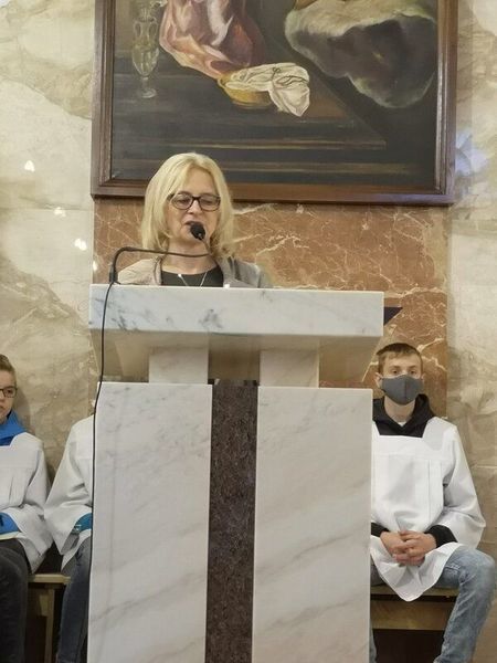 
                                                    Kobieta przy mikrofonie na mszy
                                                