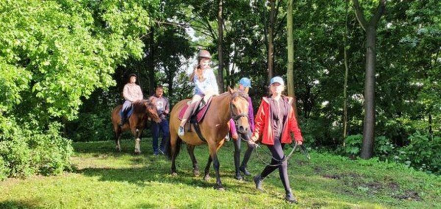 
                                                    Rodzinny piknik przy wieży
                                                