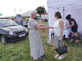 Urszula Ganczarek wręcza upominki