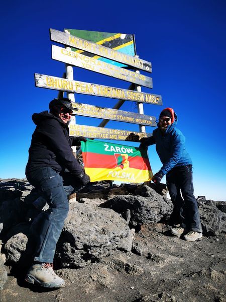 Marek Madera z flagą gminy Żarów na Kilimandżaro