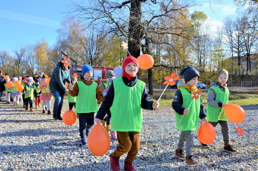 przedszkolaki z pomarańczowymi balonikami