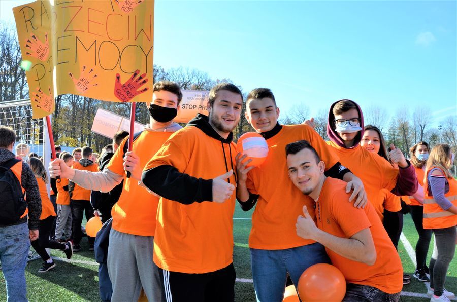 uczniowie z pomarańczowymi balonikami