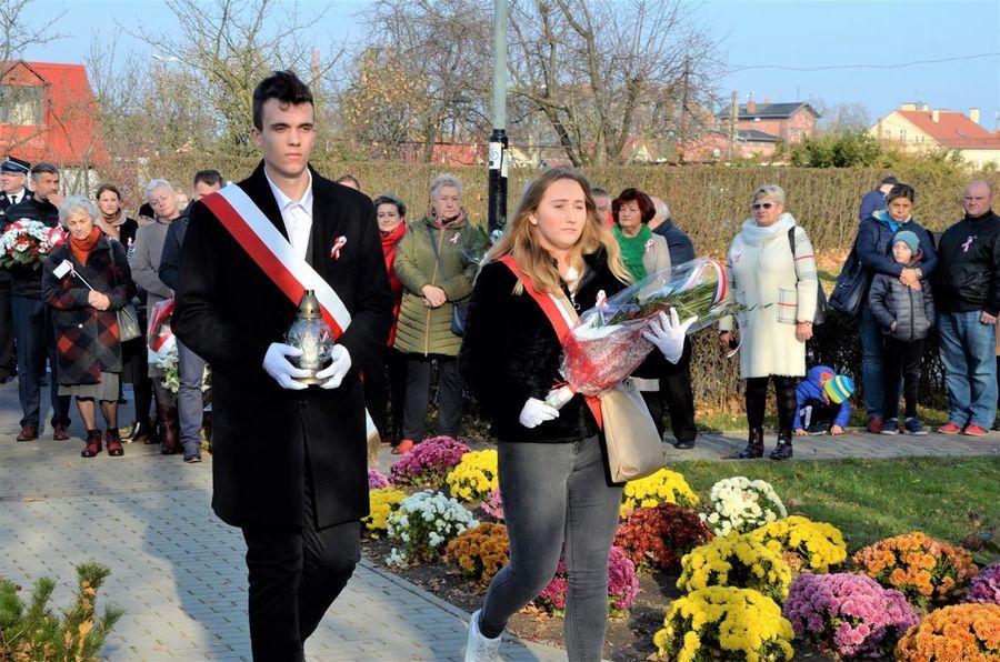 delegacja Zespołu Szkół w Żarowie podczas złożenia kwiatów