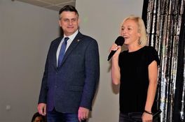 burmistrz Leszek Michalak i Anna Suchodolska z GCKiS Żarów