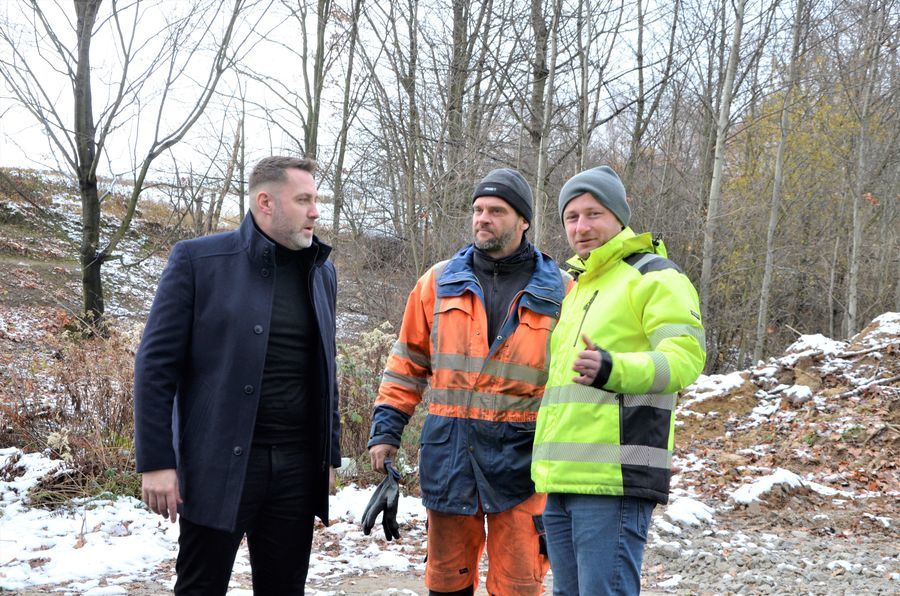zastępca burmistrza Przemysław Sikora wraz z prpacownikami firmy wykonawczej na placu budowy drogi