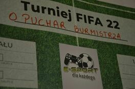 tablica ogłoszeniowa z plaktem Turniej Fifa
