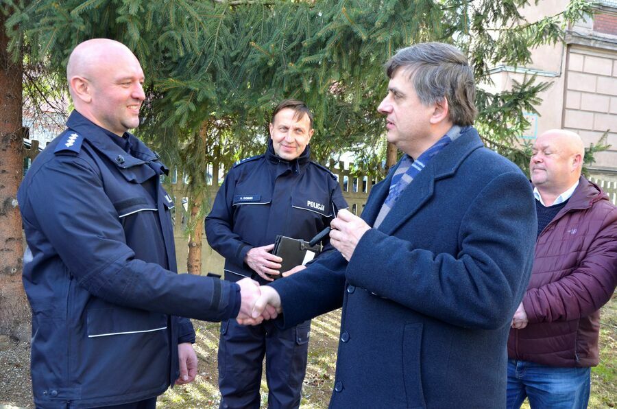 burmistrz przekazuje kluczyki na ręce funkcjonariusza KP Żarów