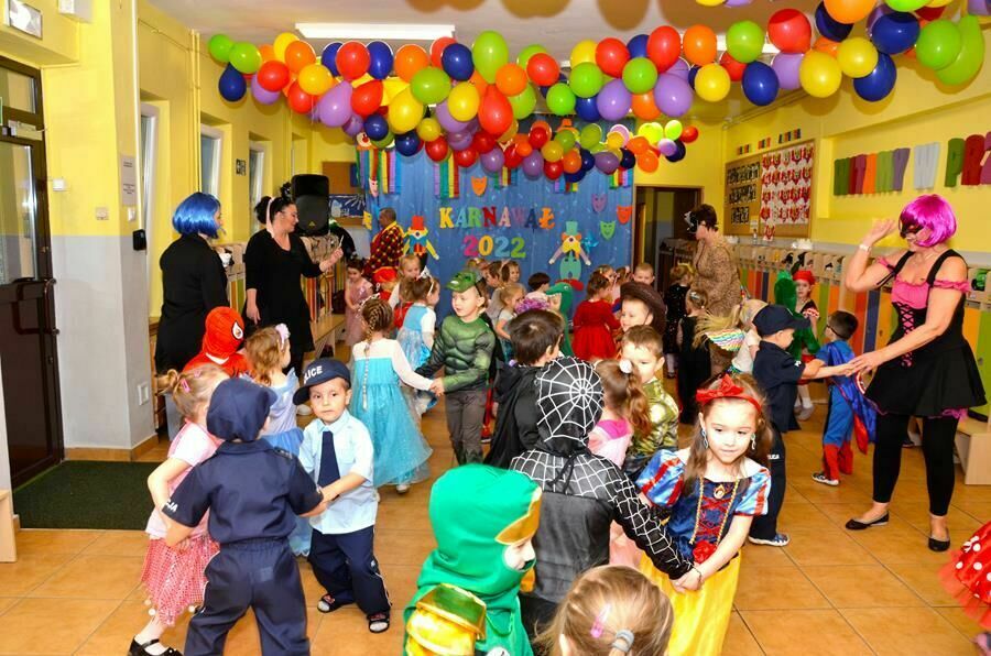 przedszkolaki podczas zabawa karnawałowej w Bajkowym Przedszkolu
