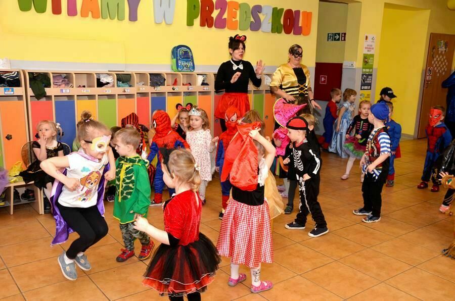 przedszkolaki podczas zabawa karnawałowej w Bajkowym Przedszkolu
