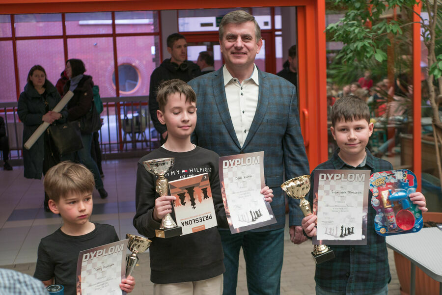 burmistrz Leszek Michalak z nagrodzonymi uczestnikami