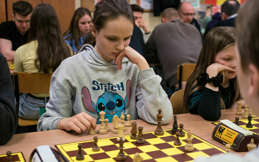 zawodnicy grają w szachy